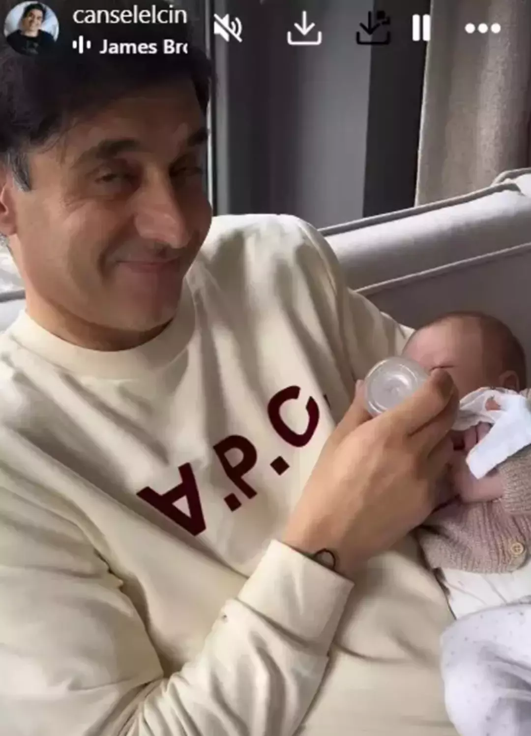 Oğlunu biberonla beslerken paylaştı