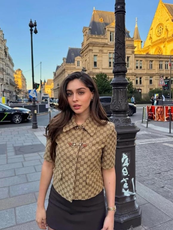 Son olarak Paris sokaklarında verdiği pozları Instagram hesabında kahverengi kalp emojisiyle paylaştı. Baysel’in tarzı ve duruşu yine büyük beğeni topladı.