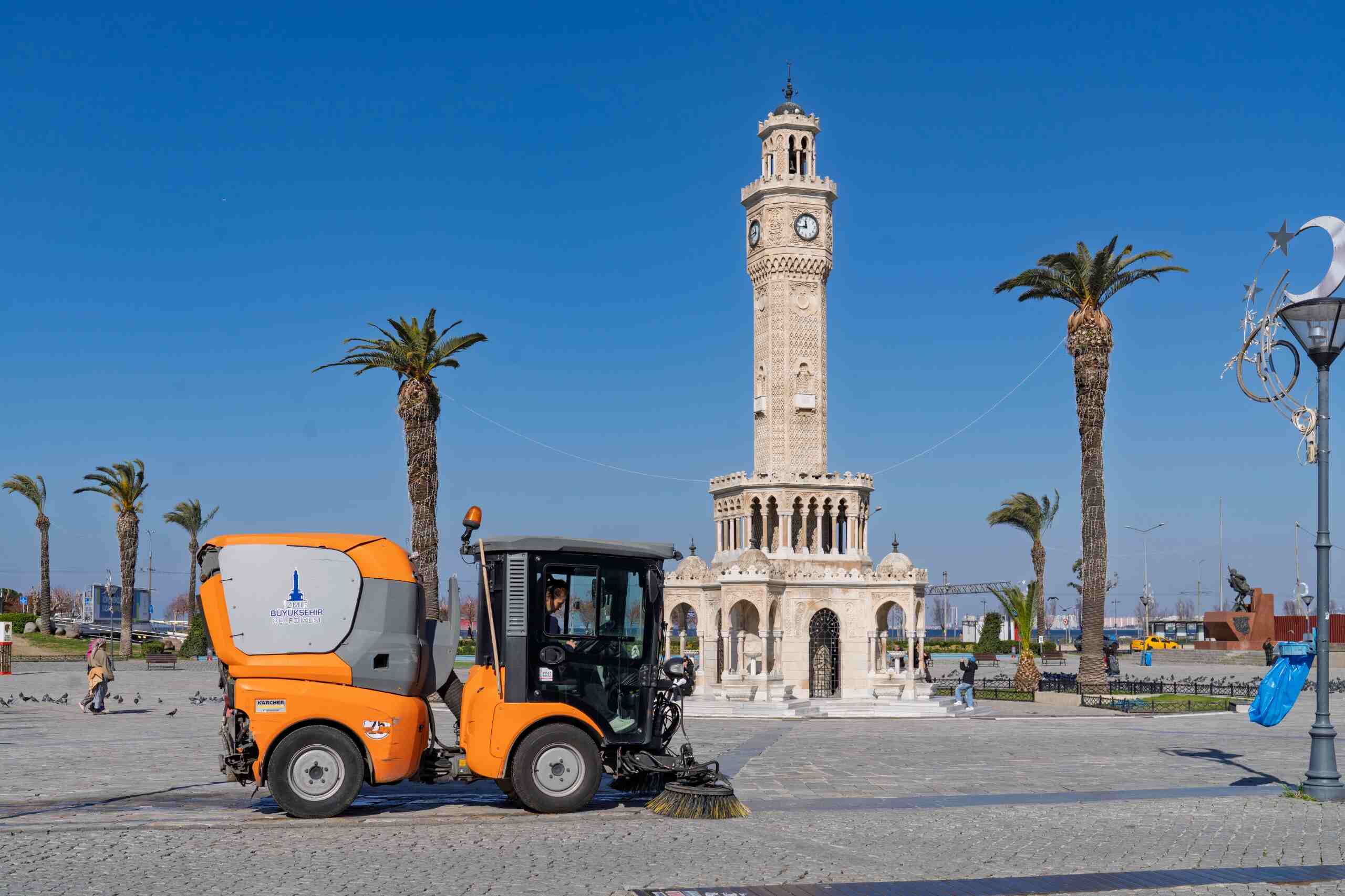 çöp süpürme aracı operatörü