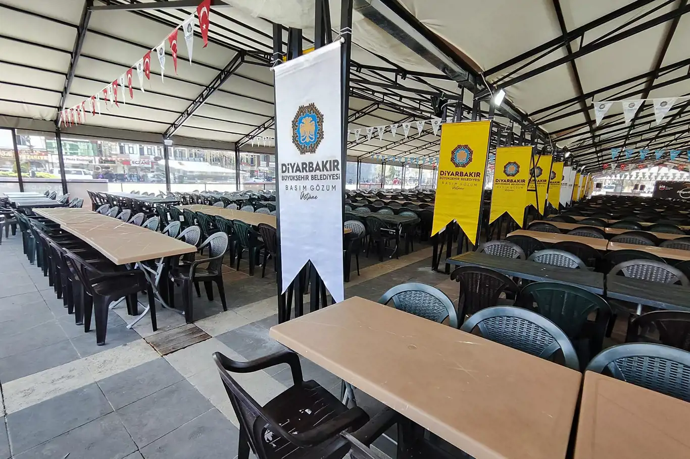 Diyarbakır Büyükşehir Belediyesi, bu Ramazan ayında da farklı noktalarda kuracağı iftar çadırlarıyla vatandaşlara hizmet sunmaya devam ediyor.