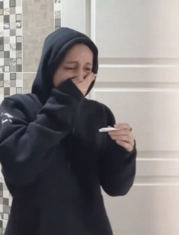 Bebek beklediğini duyurdu