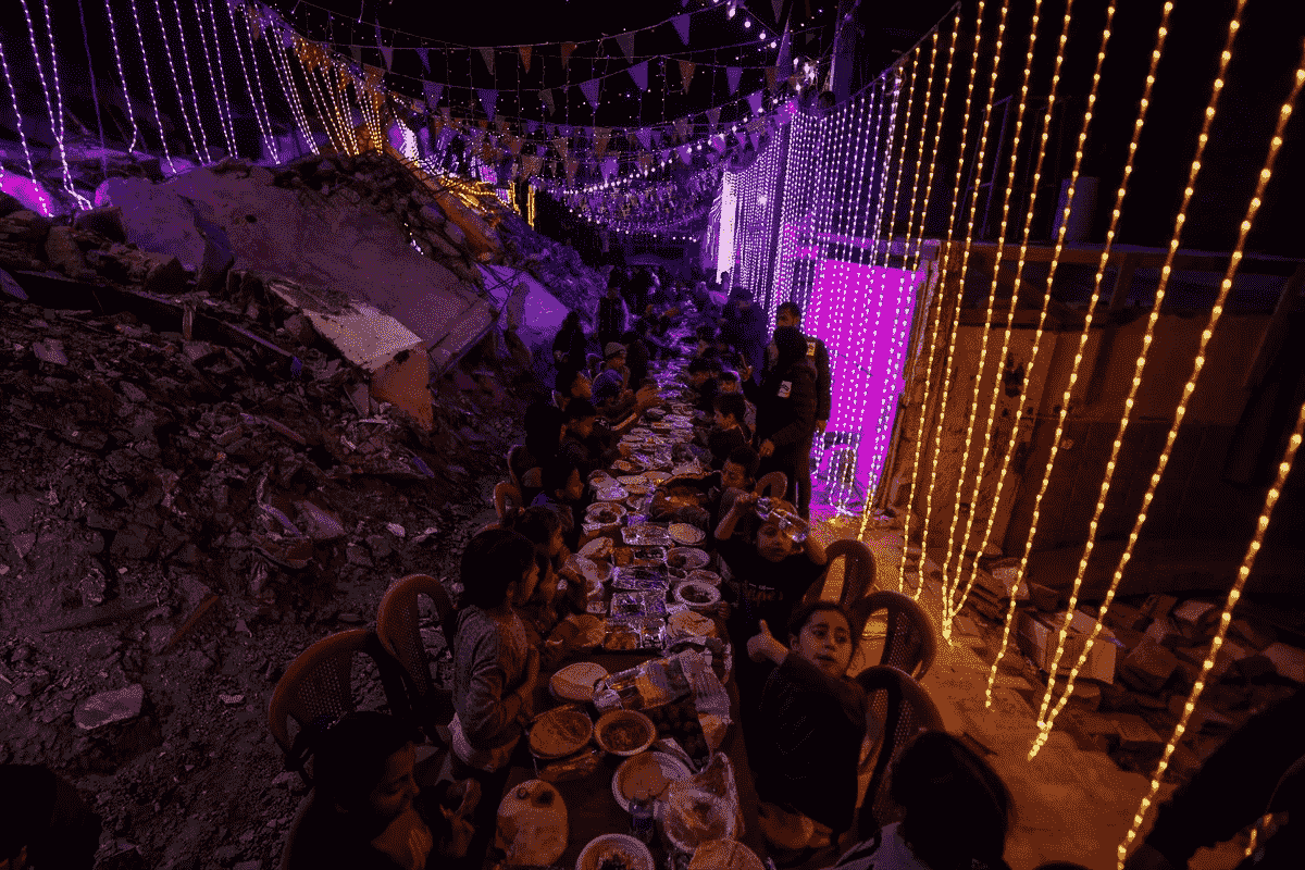 İlk sahur enkaz arasında yapıldı