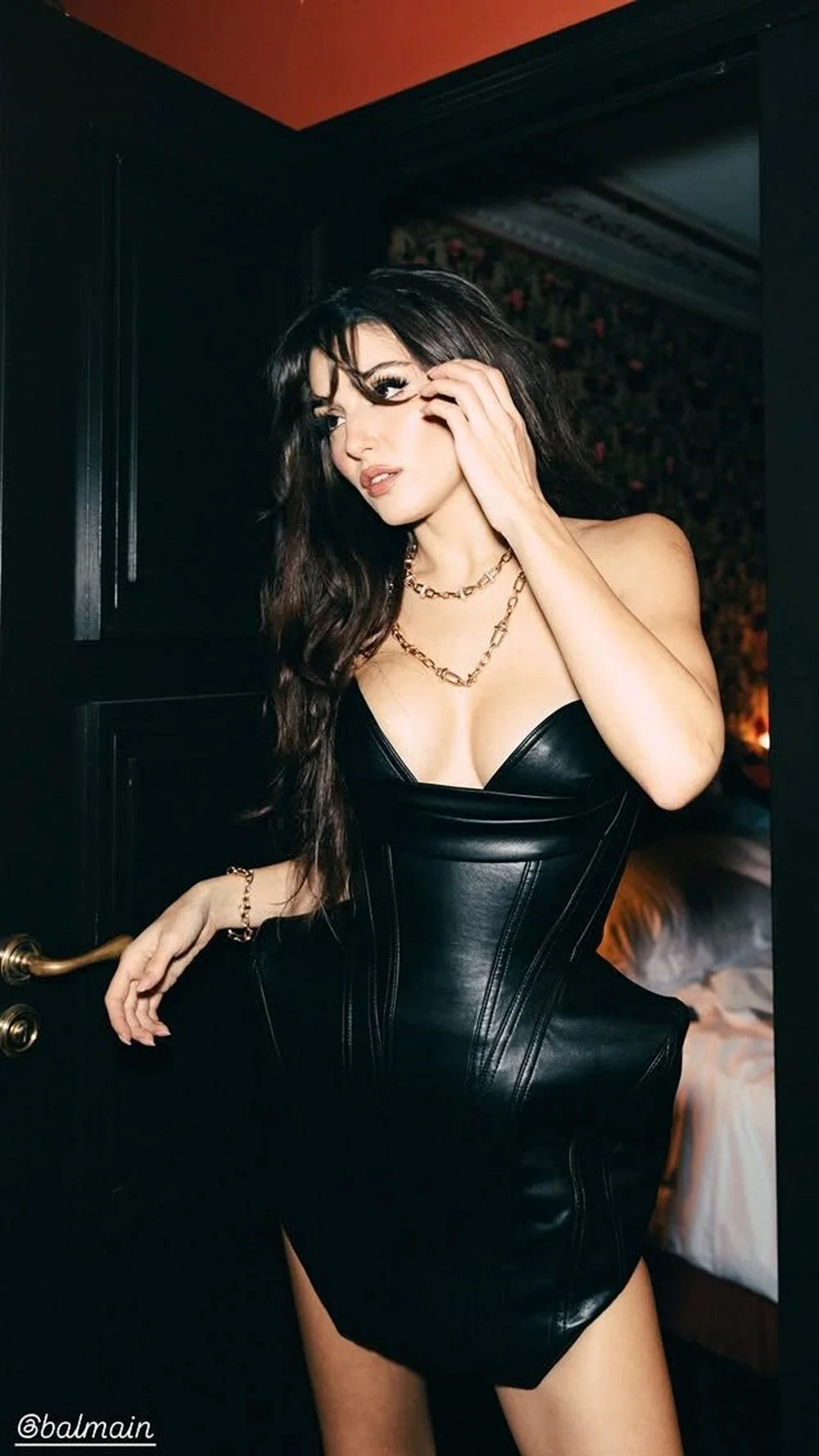 Elbisesiyle damga vurdu