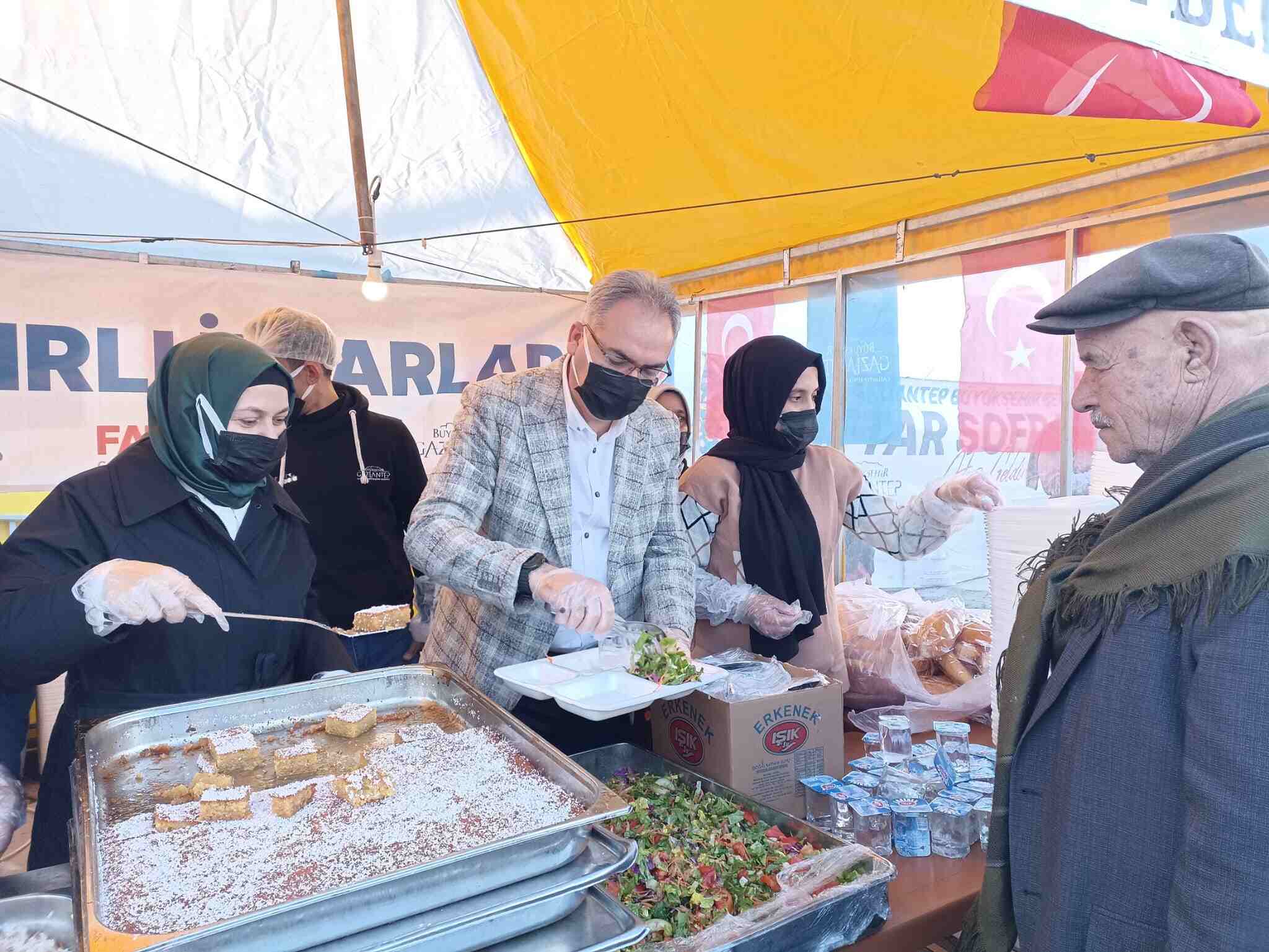 Gaziantep'in farklı noktalarında kurulacak iftar çadırları, özellikle yoğun nüfuslu bölgelerde hizmet verecek. İftar çadırlarında sunulan yemeklerden, dileyen herkes ücretsiz olarak faydalanabilecek.