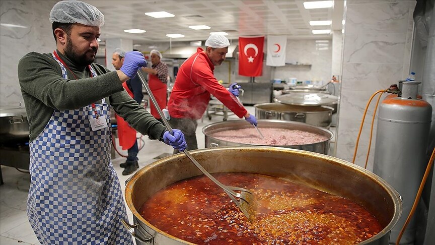Vatandaş çareyi iftar çadırlarında arıyor.