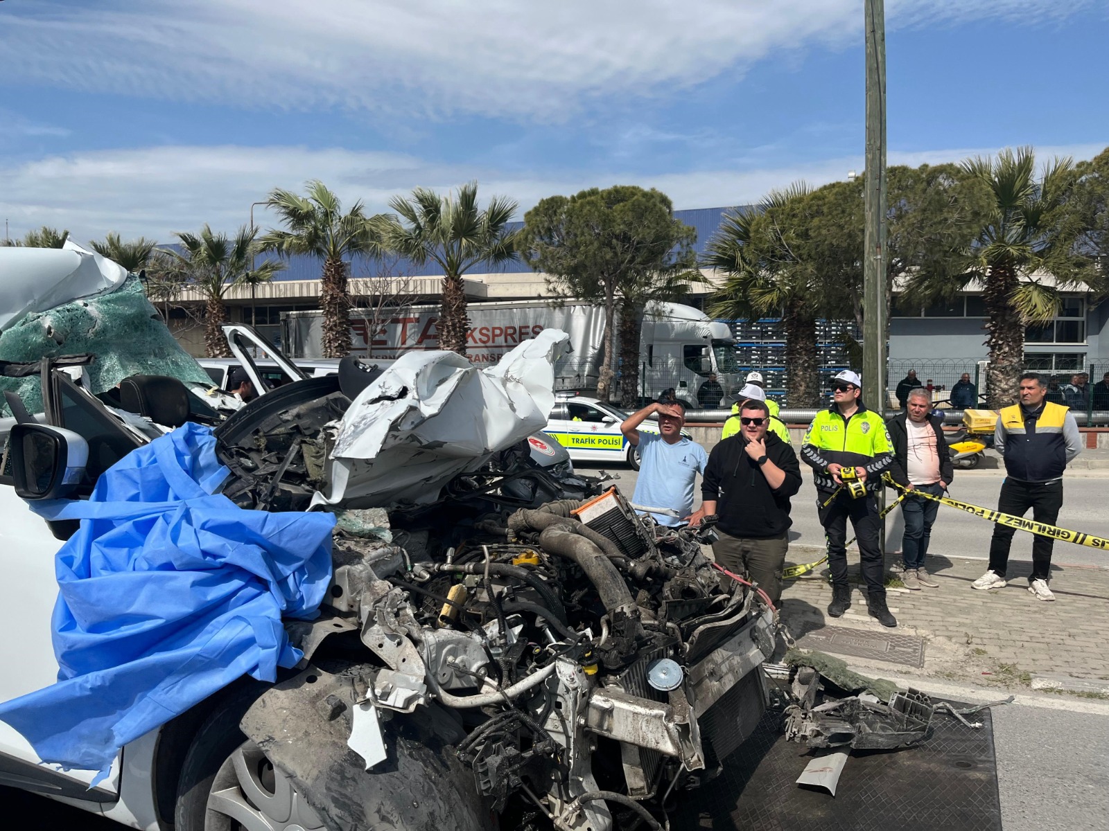 Tıra saplanan sürücü kurtarılamadı 