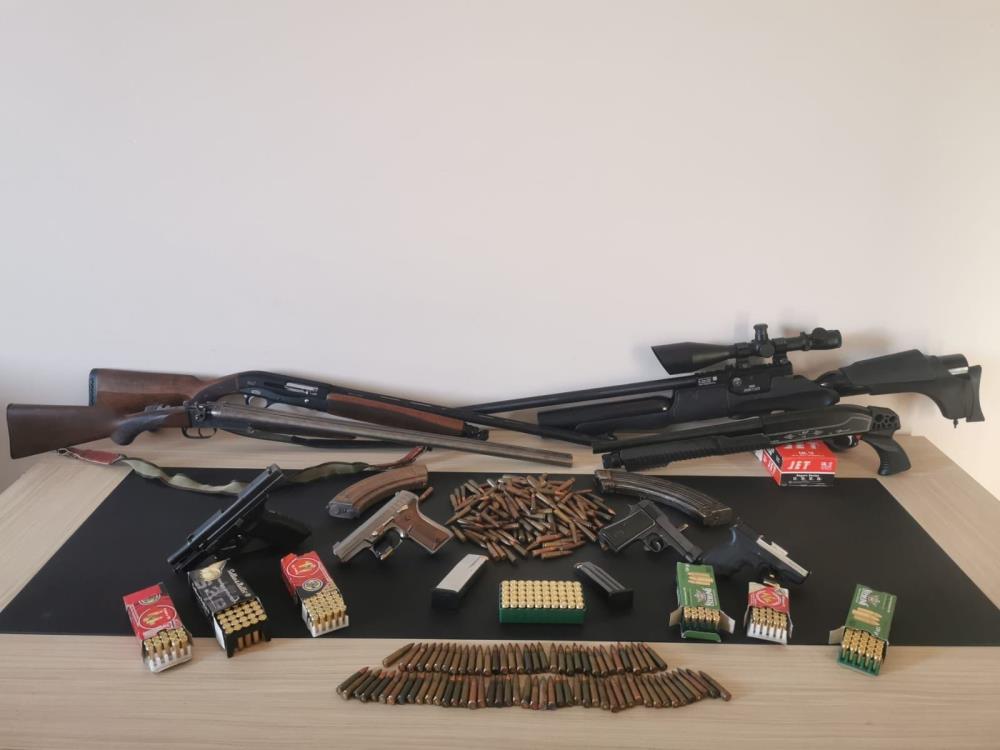 İzmir'de Silah Tacirinin Adres Ve Aracına Operasyon