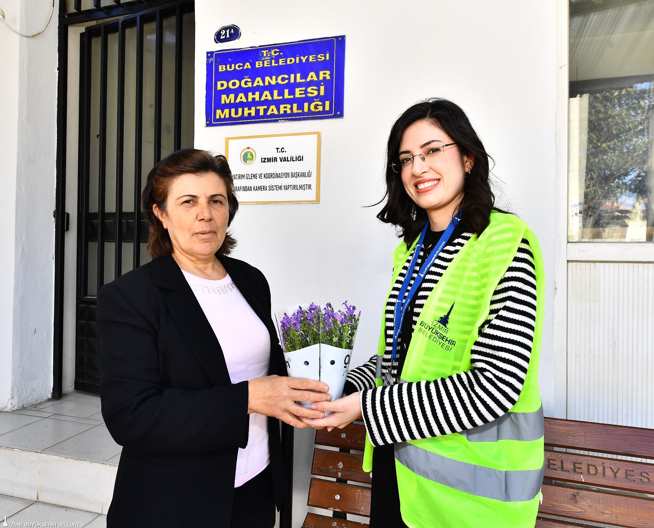 Kadın Uhtarlara Mor Çiçek (1)-1