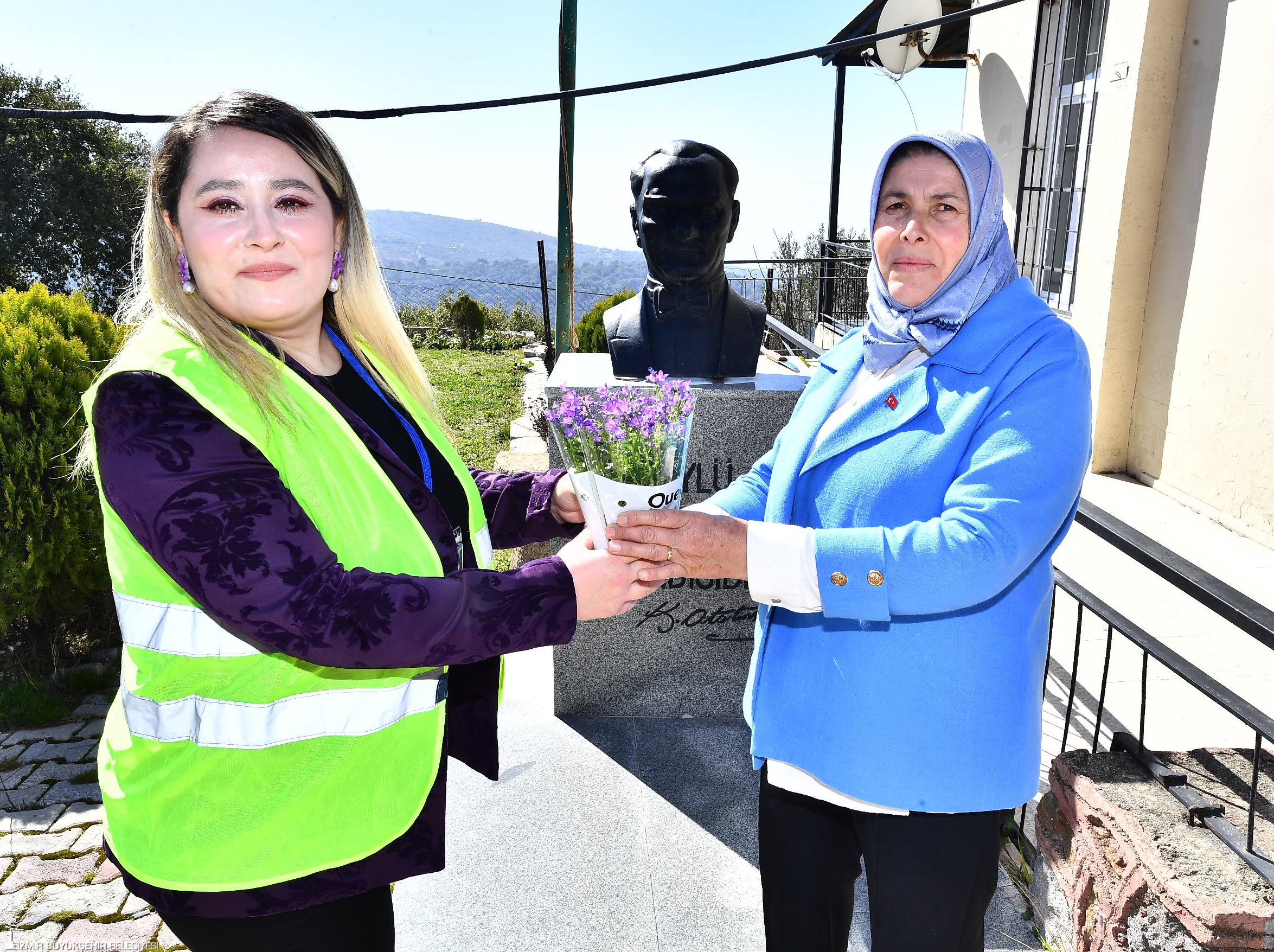 Kadın Uhtarlara Mor Çiçek (2)