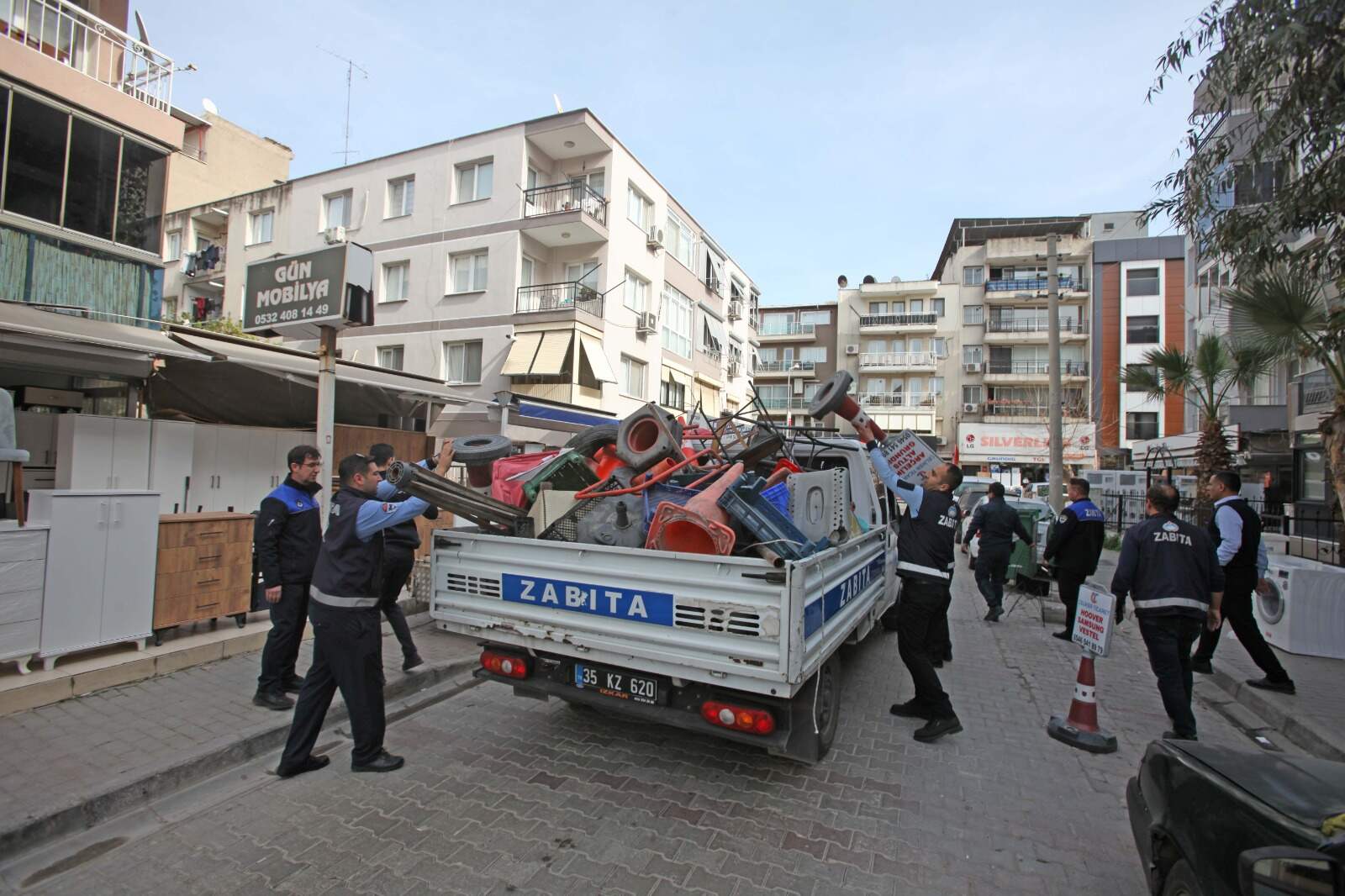 İzmir Karabağlar’da kaldırım işgalleri son buluyor