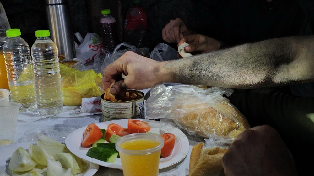Kömür karası ellerle paylaşılan ekmek