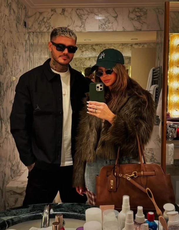 Milano sokaklarında el ele dolaşan ve keyifli anlarını takipçileriyle paylaşan çift, aşklarını dolu dizgin yaşıyor.