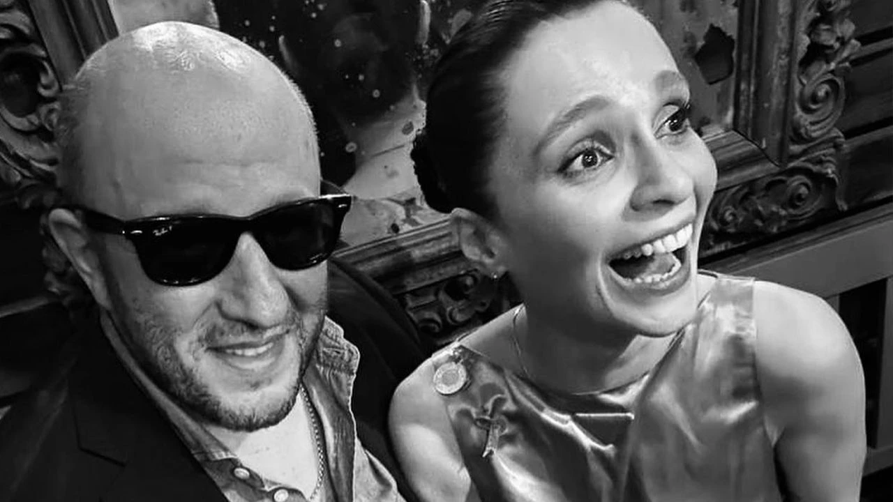 Hamile olduğunu duyurdu