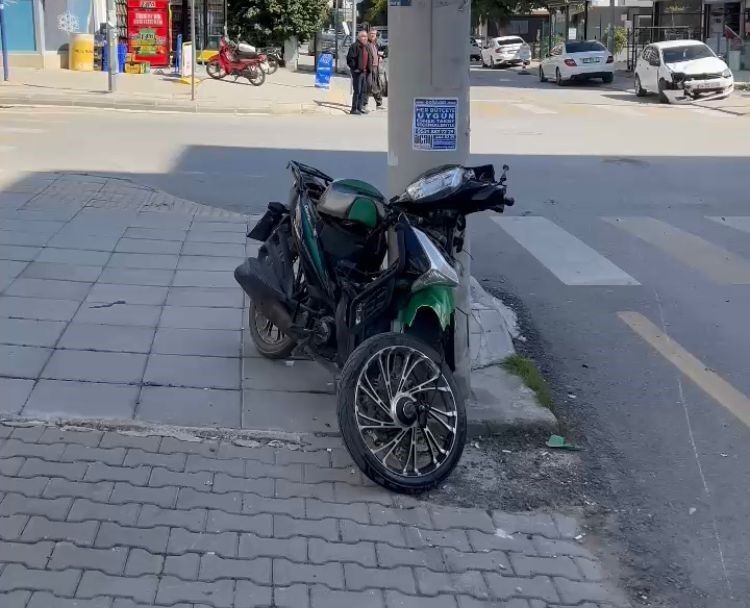 Motosiklet sürücüsü, otomobile çarpıp havaya uçtu!