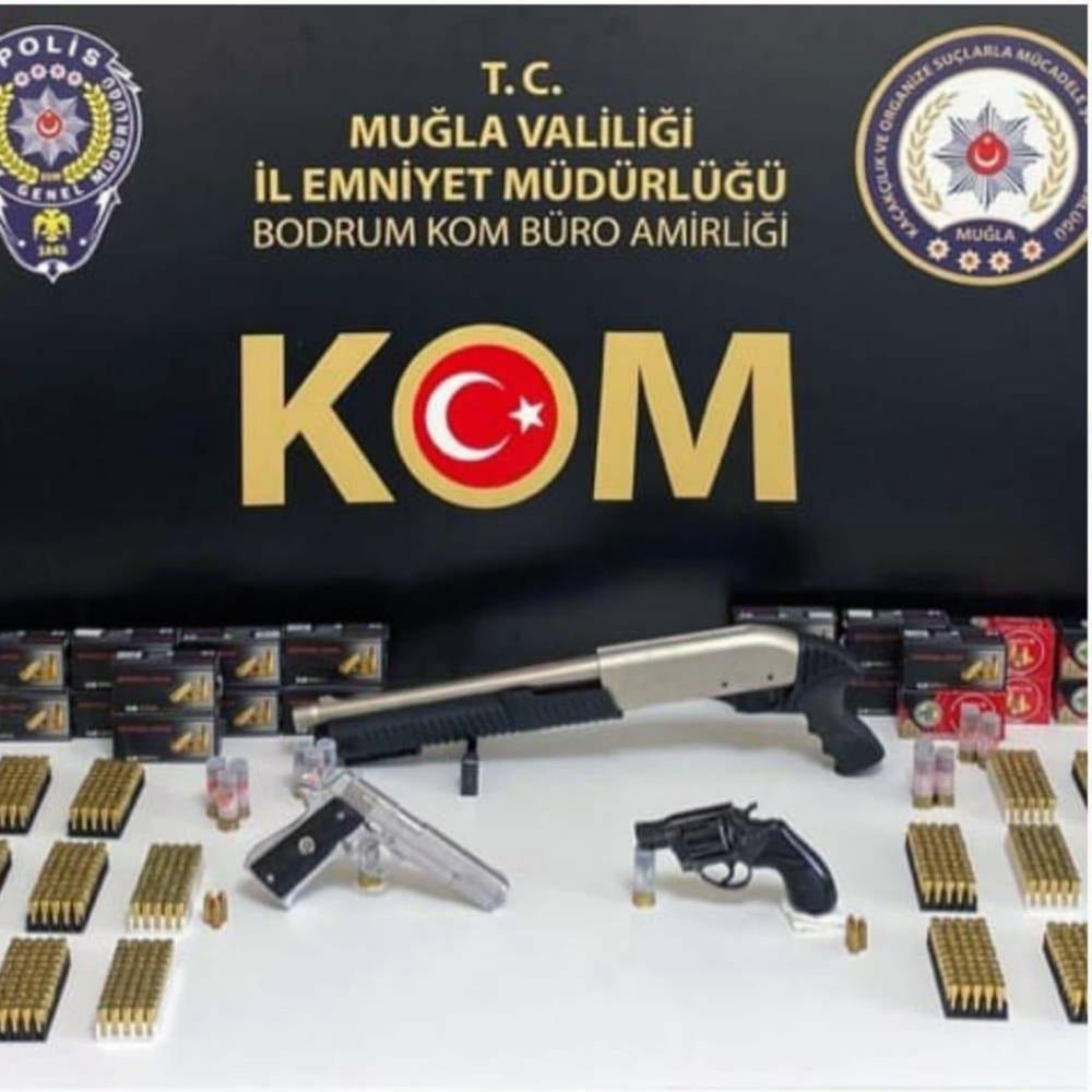 Ruhsatsız silah ve kaçak malzemeler ele geçirildi