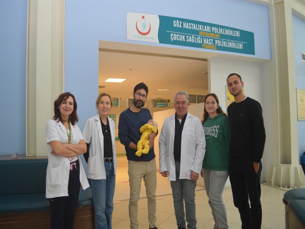 Organları Dışarıda Doğan Bebek, (1)