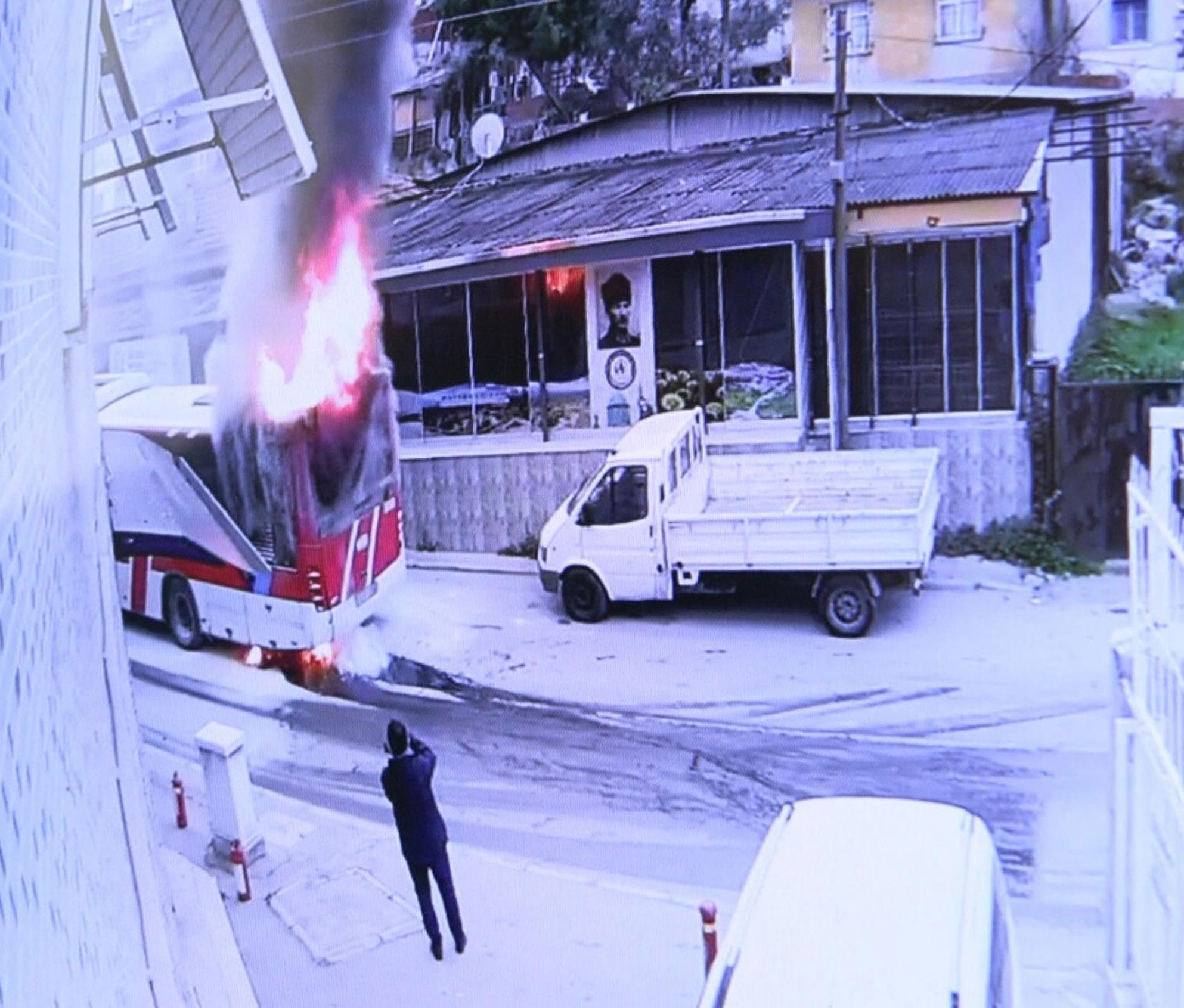 Yolcular tahliye edildi, otobüs kül oldu