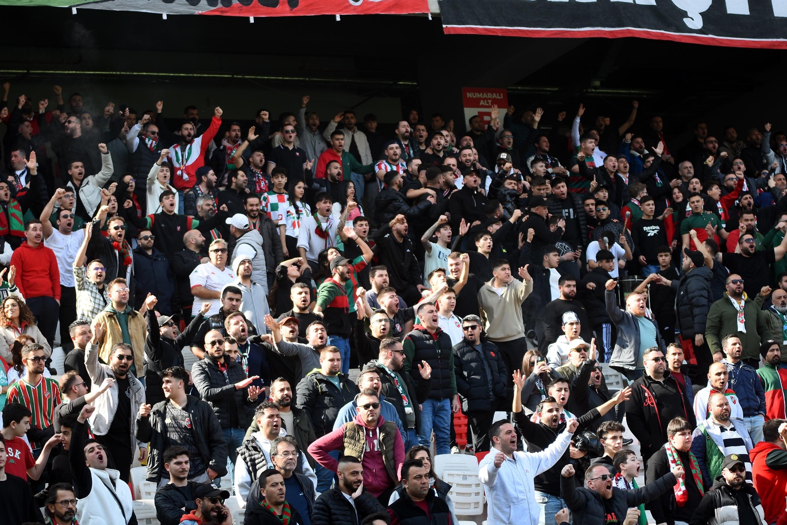 Taraftardan alkışlı protesto