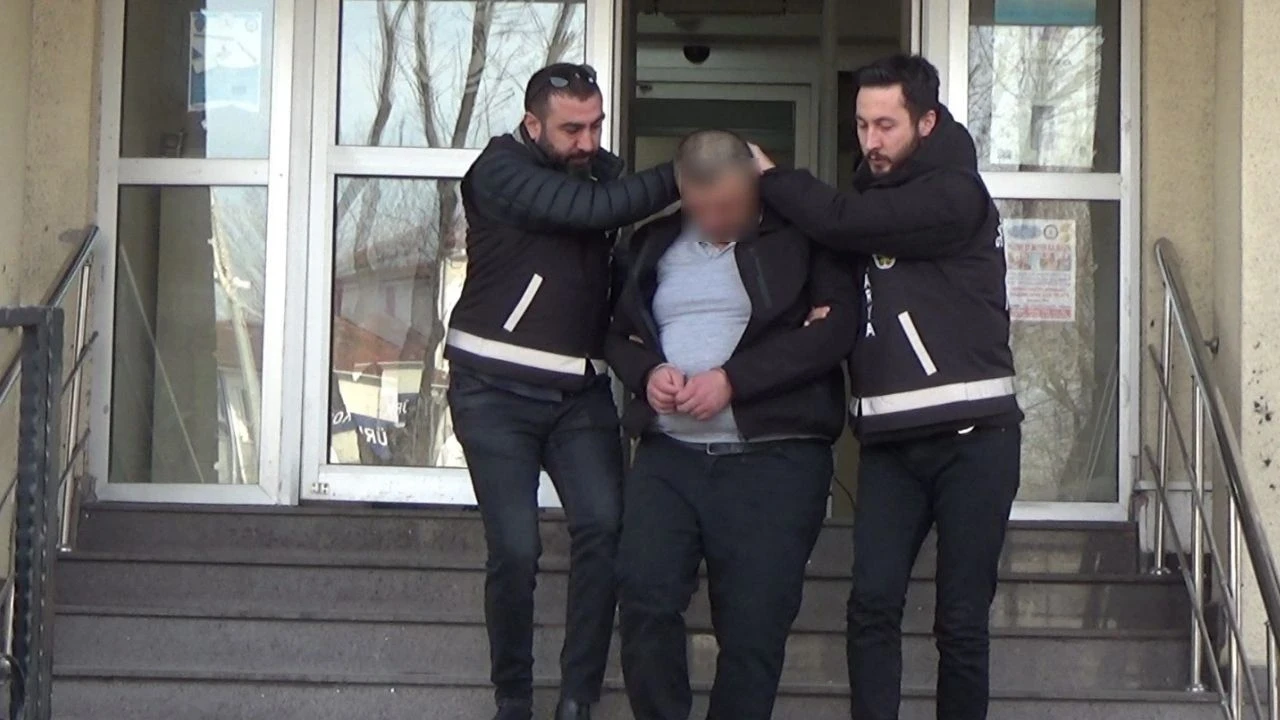 Tutuklama Müdürün Boğazını Kesen
