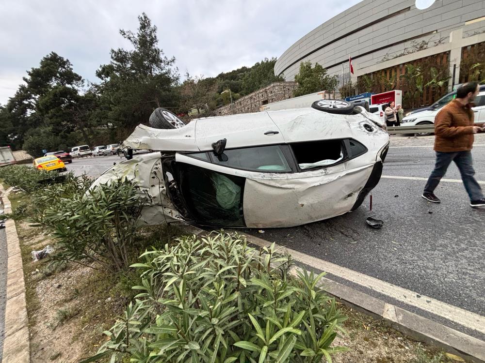 Virajı Alamadı, Karşı Şeride Geçerek Taksiye Çarptı