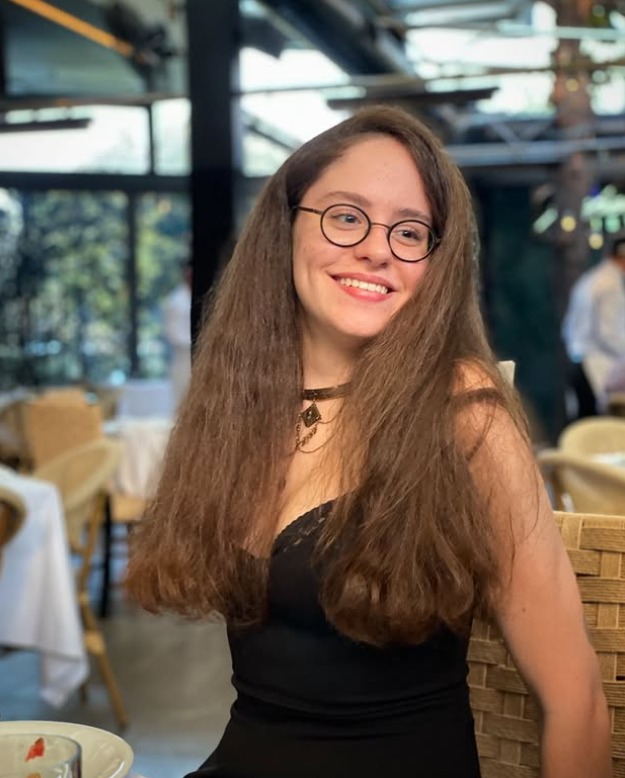 Zeynep Altaylı kimdir?