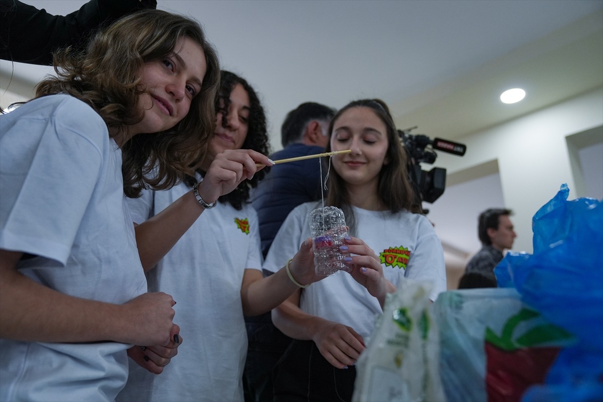 İzmir'de öğrenciler kantin alışverişini "atıklarla"