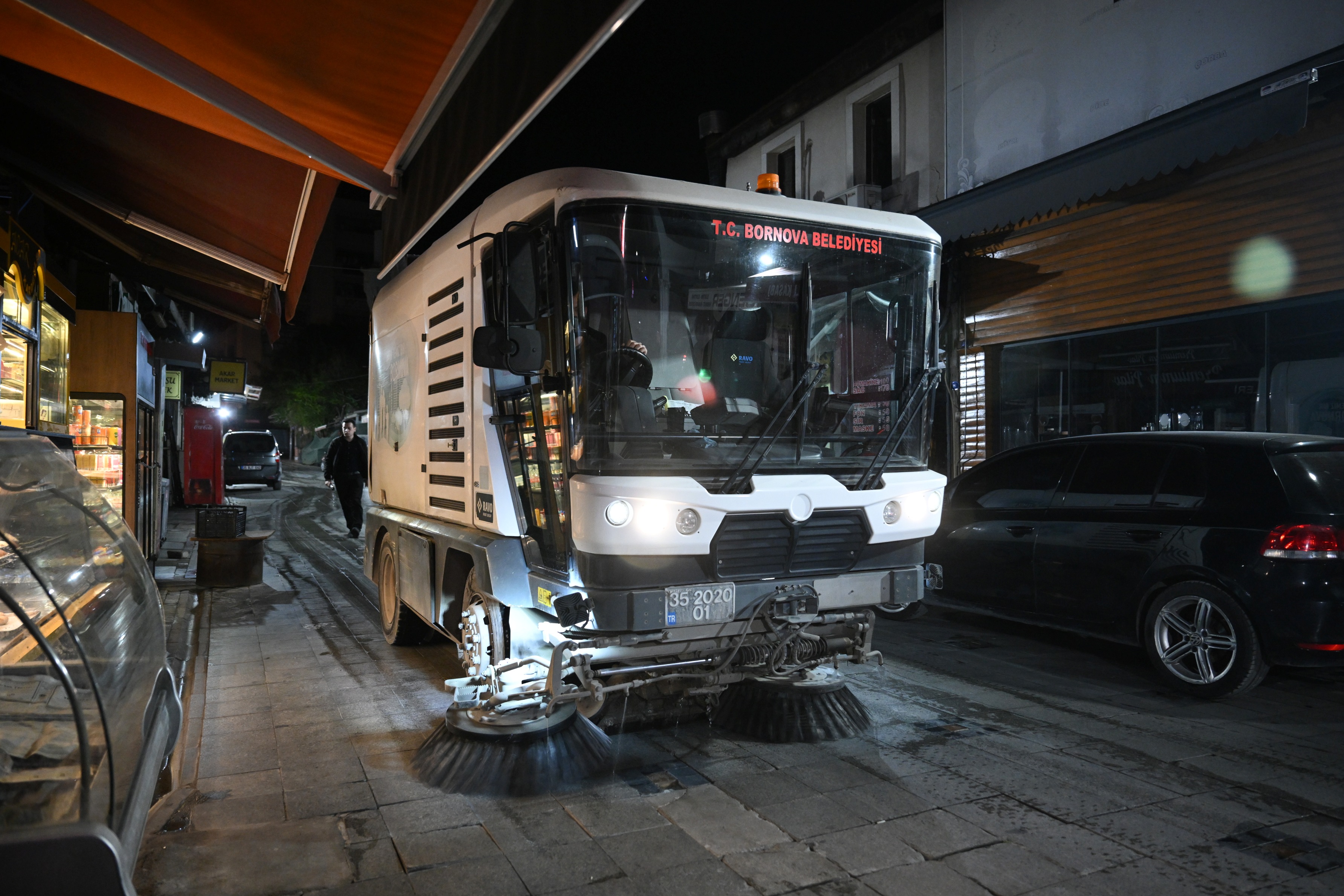 Bornovada Gece Mesaisi (2)