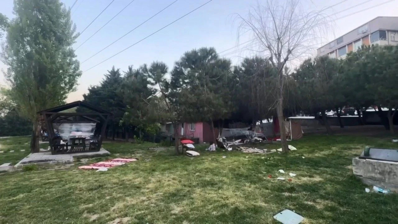 Esenyurt'ta Deprem Nedeniyleparkta Kalan Eşi Ve Baldızını Silahla Vurd