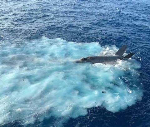 80 milyon dolarlık uçak denize düştü