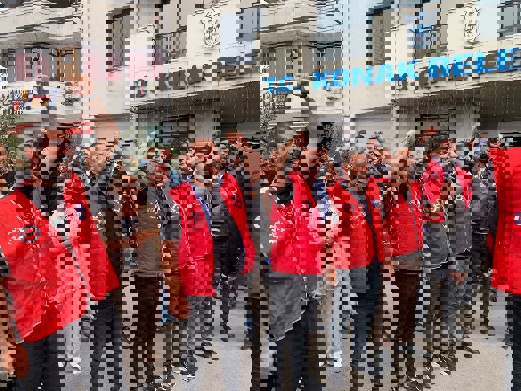 Konak'ta Işçiler Yarım Gün Iş Bıraktı Bu Daha Fragman.. (2)