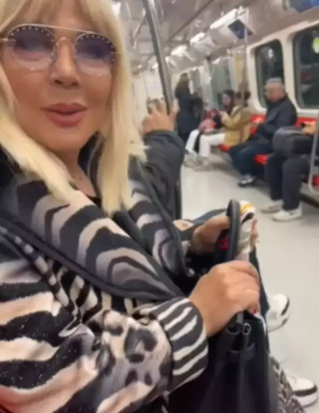 Safiye Soyman Metroya Bindi