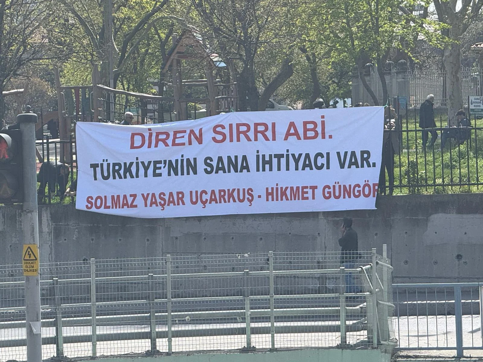 Sırrı Süreyya Önder’in Tedavi Gördüğü Hastanenin Karşısına Asılan Pankart Dikkat Çekti!