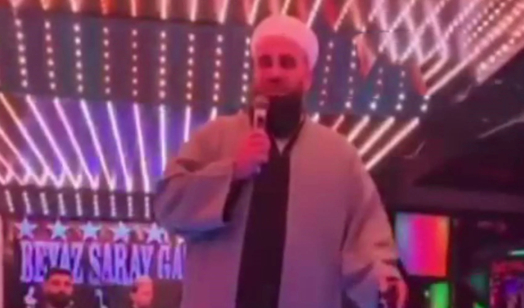 Gece kulübünde dini mesajlar verdiler