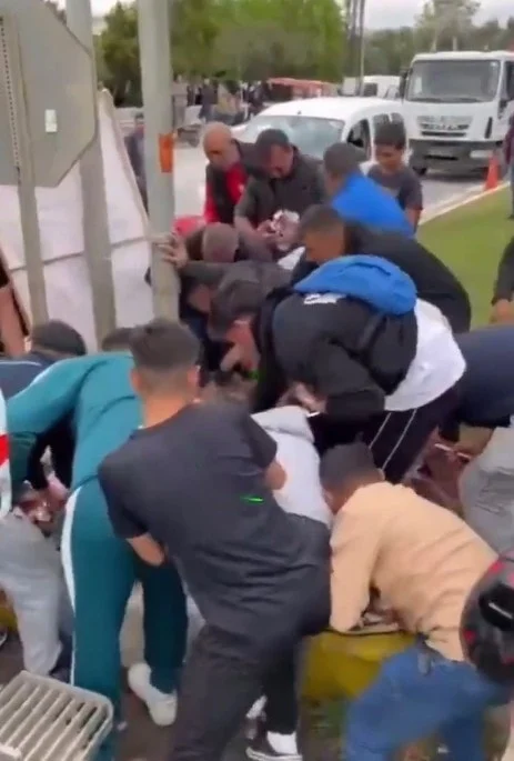 İnsanlar bira kutularını toplamak için birbirini ezdi