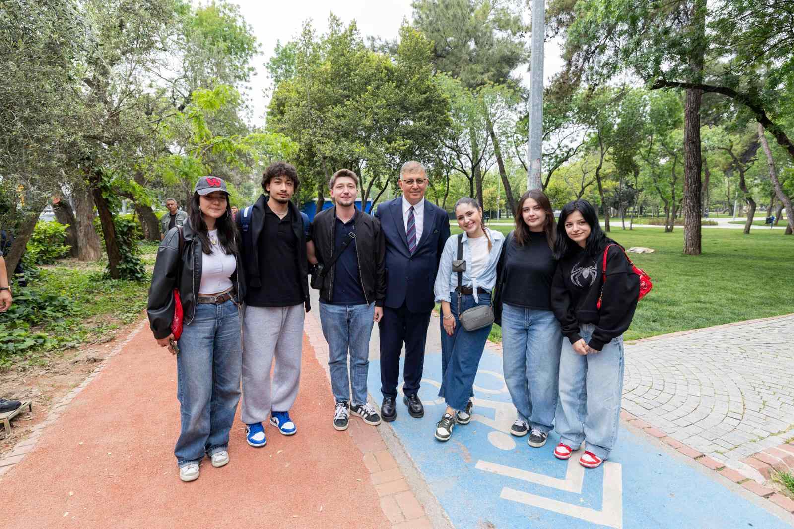 Üçkuyular Meydanı