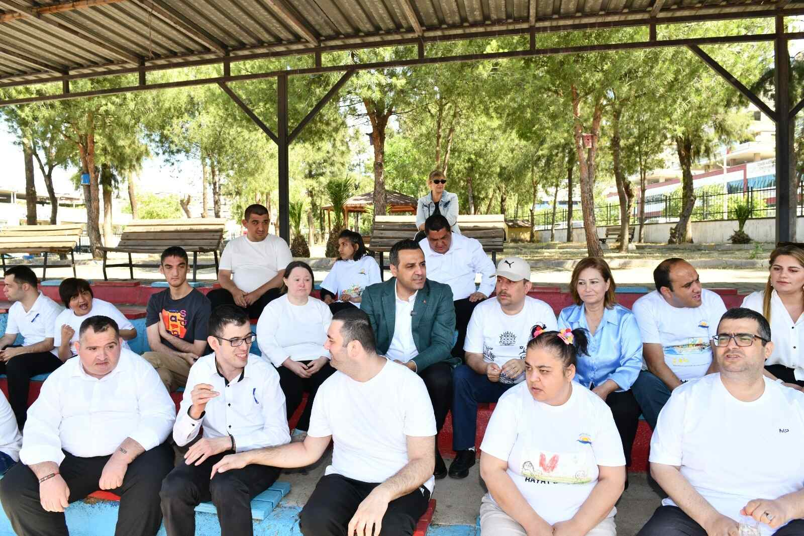 İzmir Çiğli’de kalplere dokunan notalar: Özel bireylerden duygusal gösteri-1