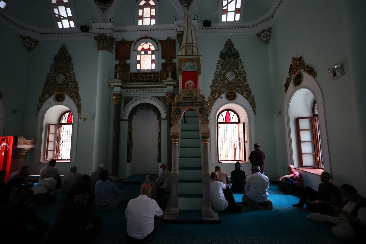 İzmir depreminde hasar gören asırlık cami restorasyonun ardından ibadete açıldı