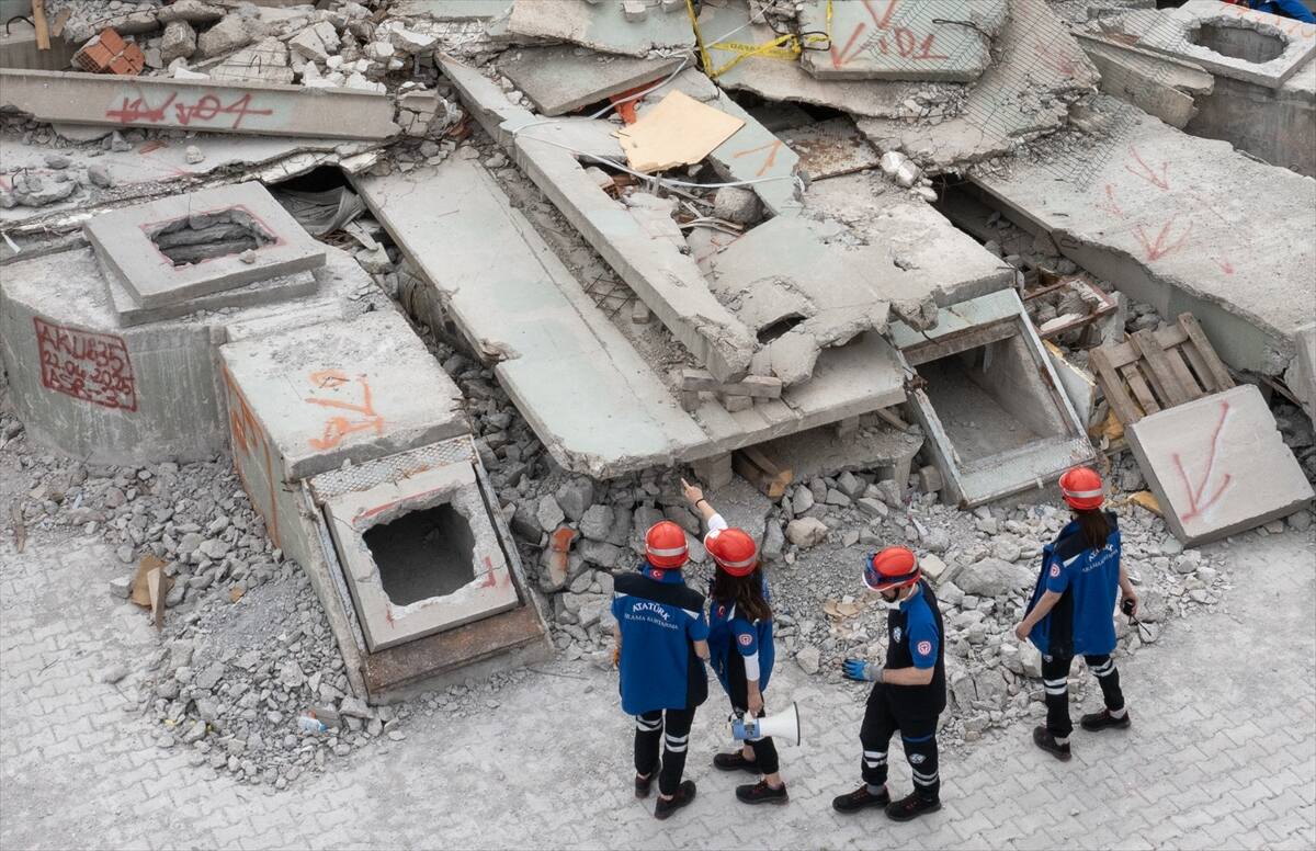 İzmir'de sağlıkçılar afetlerde de can kurtarma