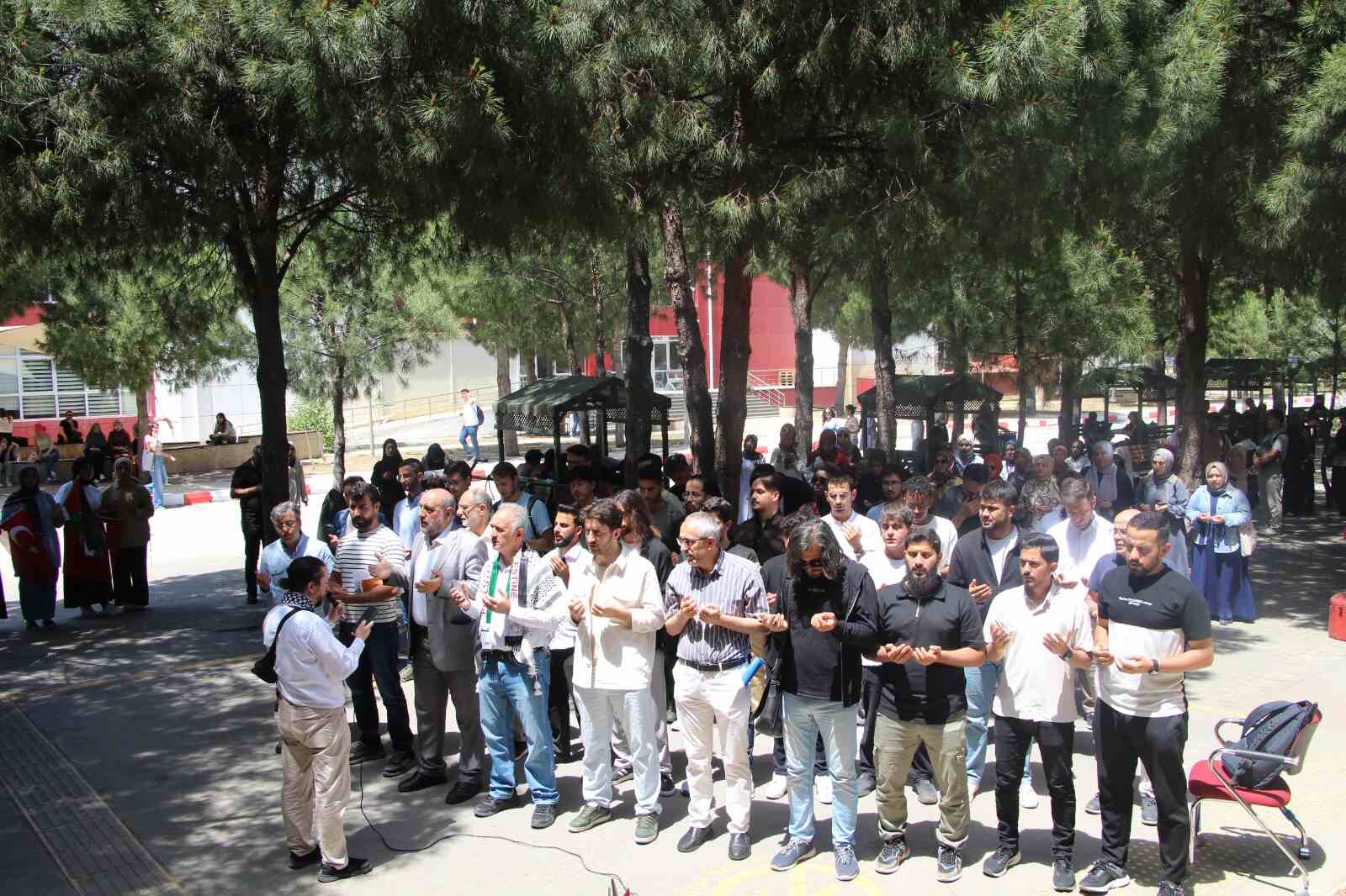 İzmir’de öğrencilerden Gazze saldırılarına tepki