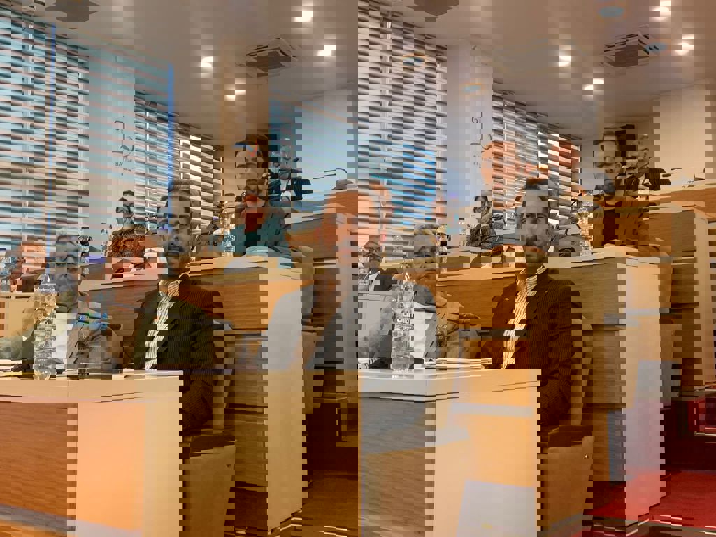 Ak Parti Bayraklı Emre Demir