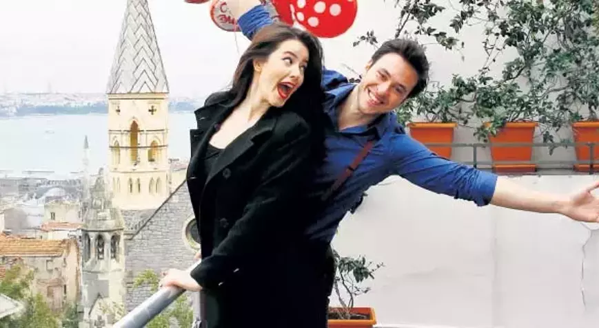 Arka Sıradakiler Anıl Altan Pelin Akil