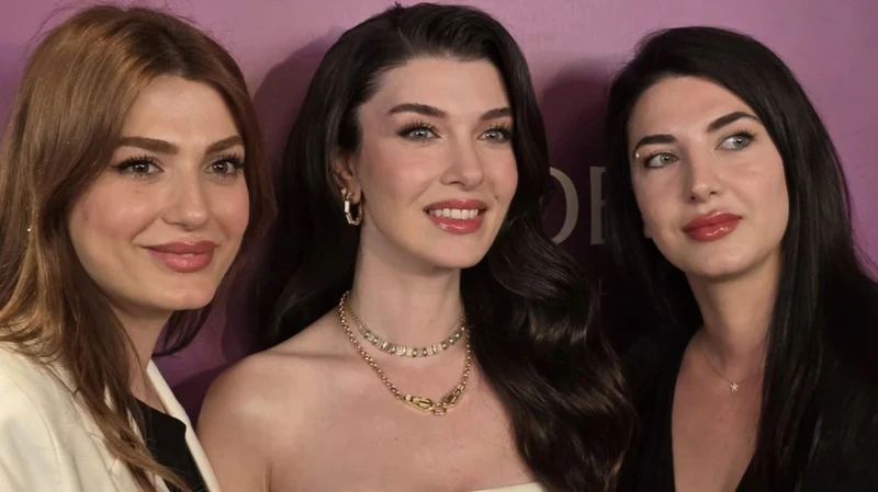 Kardeşleriyle verdiği poz sosyal medyada gündem oldu