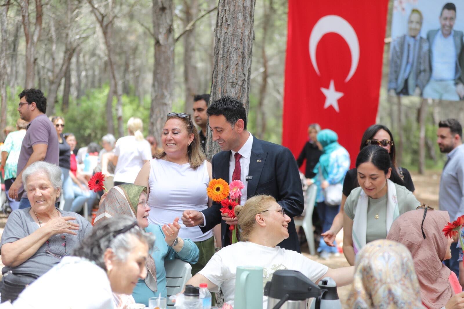 Bayraklı Belediyesi kadın meclis üyeleri