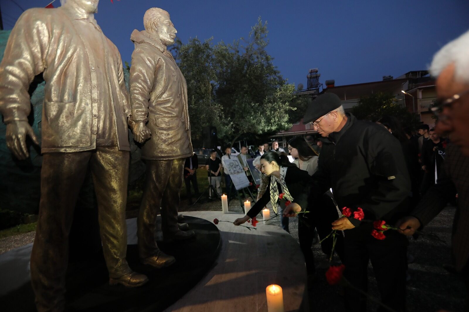 Bayraklı üç fidan anıtı