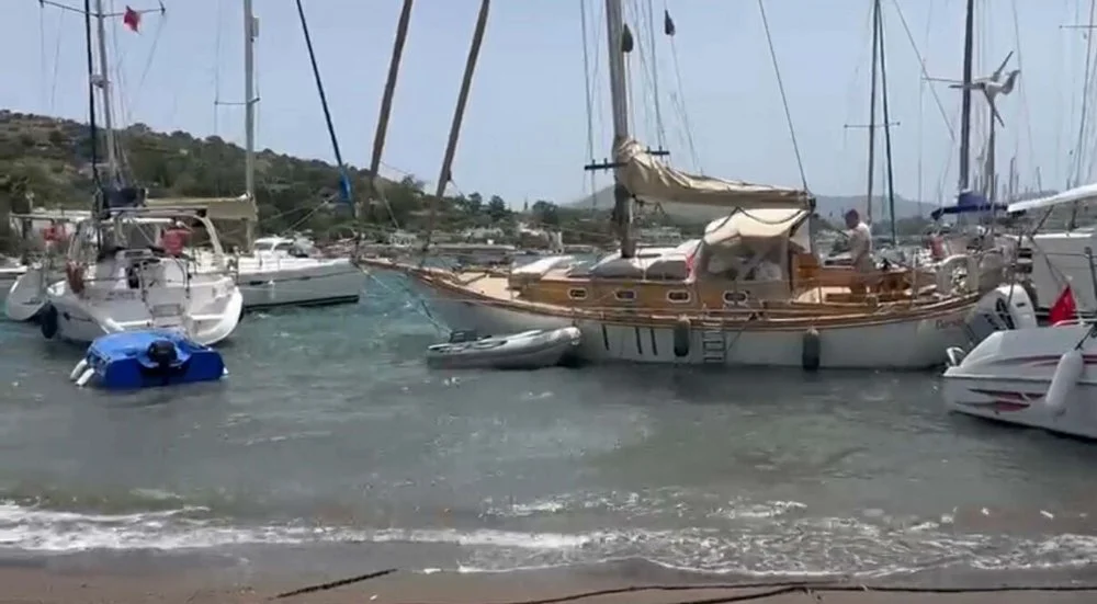 Bodrum'da Fırtın 10 Tekne Karaya Oturdu