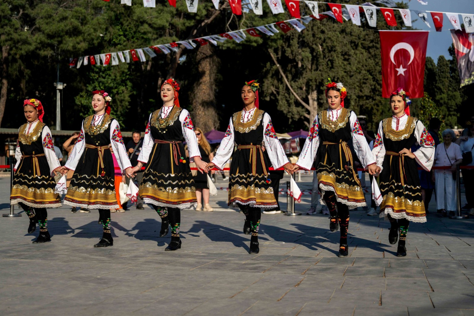 Büyükpark'ta kültür şöleni ve sıra gecesi coşkusu