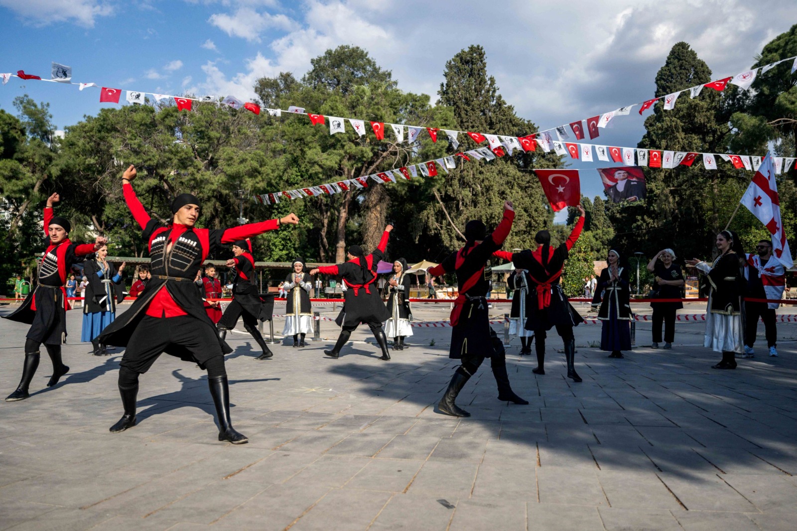 Dans coşkusu Bornova'nın her köşesine yayılıyor