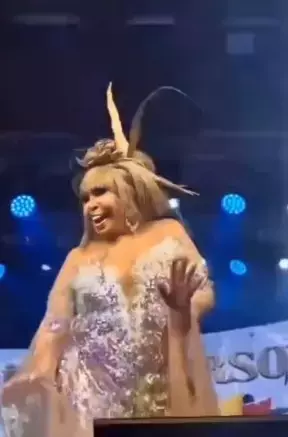 İstanbul konserinde coşturdu