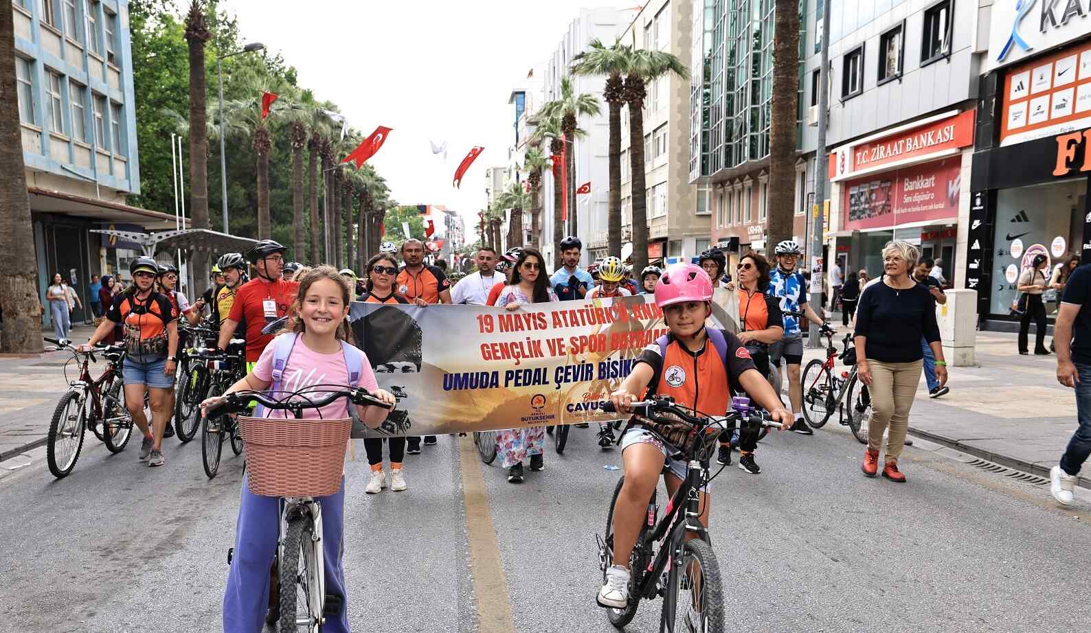 Delikliçınar Meydanı