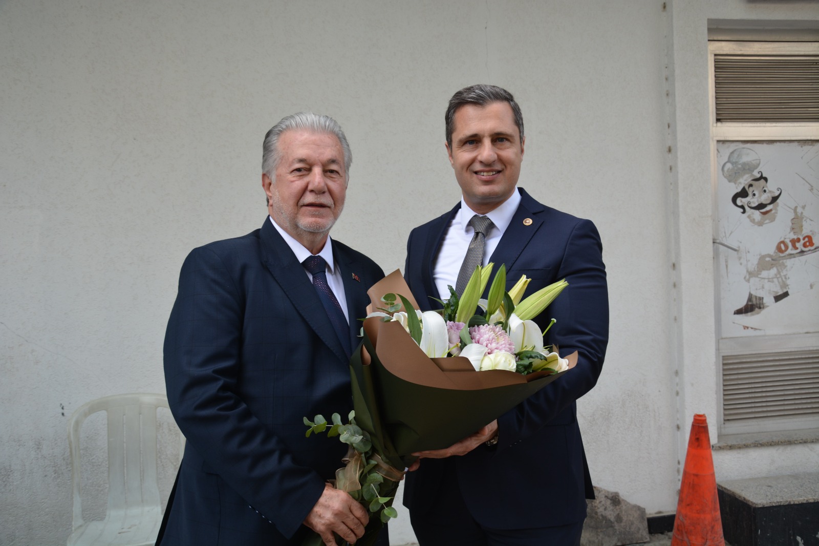 "Deniz Yücel, esnafın yanında"